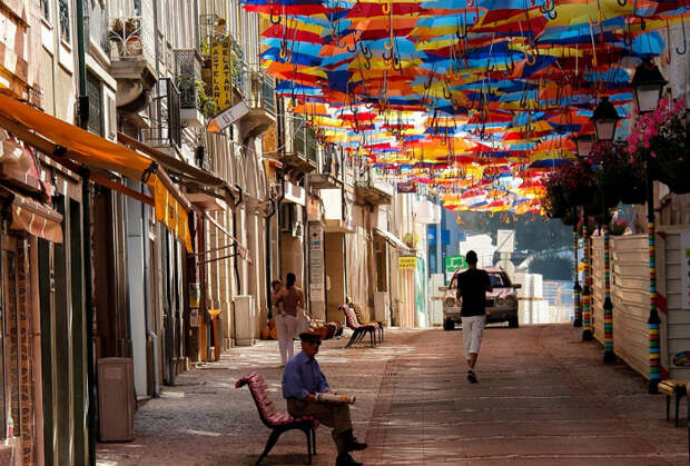 Навесы из ярких разноцветных зонтиков, затянувшие пешеходные улицы города Агеда.