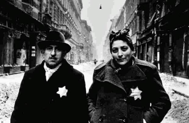 фото еврейской пары в Будапештском гетто, там проживали родители Яира Лапида