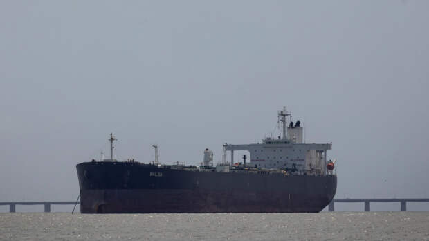 Нефтяной танкер попал под обстрел в территориальных водах Омана