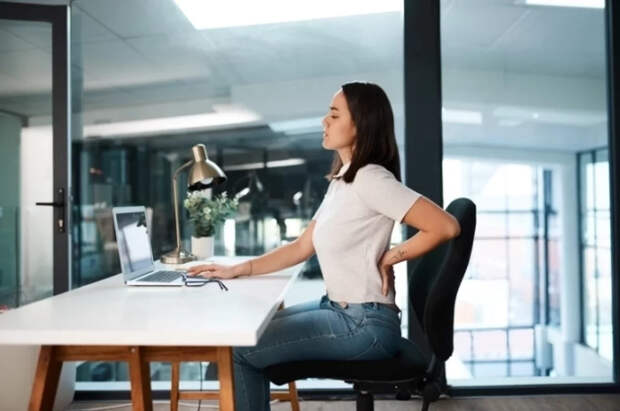 Врач Алиев назвал привычку, которая может незаметно ухудшить осанку