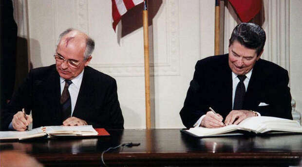 Горбачев и Рейган подписывают ДРСМД в 1987 году