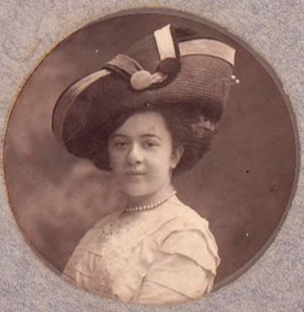 Дама в шляпе, 1911 год