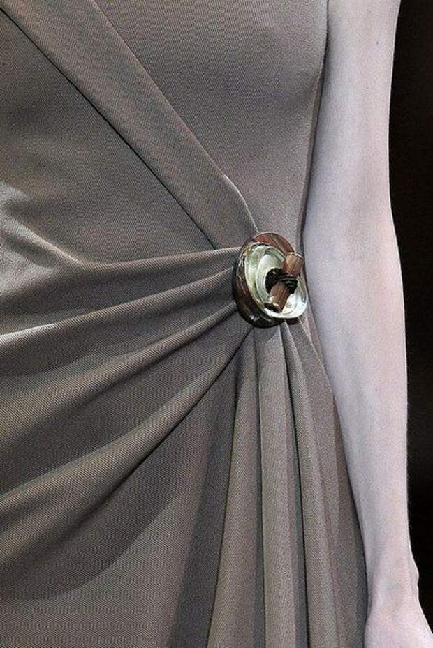 Технология обработки складок на платье от Armani 1