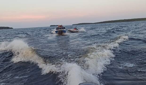 В Карелии на озере опрокинулась лодка: туристу чудом удалось спастись