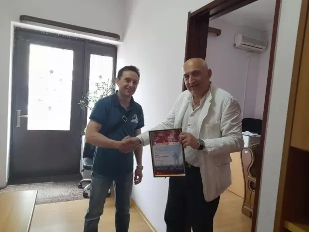 Я и родственник летчика (слева автор статьи Вадим Бериашвили, справа Виктор Цаава).