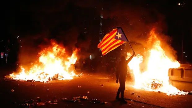 «Политику невозможно отделить от футбола»: в Барселоне во время эль-класико прошли беспорядки