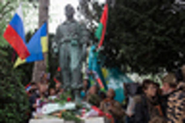 Марш «Бессмертного полка» в Париже возглавил посол России во Франции Александр Орлов. Участники акции прошли от площади Республики на кладбище Пер-Лашез, где возложили цветы к памятнику советским участникам Сопротивления. В колонне прошла делегация московского городского совета ветеранов. В Страсбурге шествие началось на площади Республики и завершилось в парке «Цитадель», где развернули экспозиции, посвященные авиаполку «Нормандия-Неман» и участию советских граждан в движении Сопротивления. Состоялся праздничный концерт,
