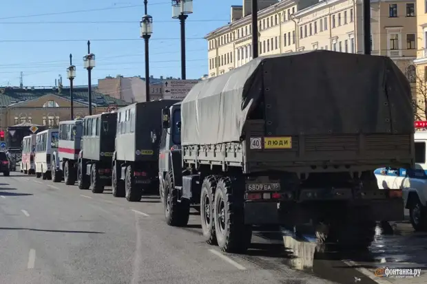 Уборочная техника заняла центральные улицы Петербурга. У Гостиного двора исполняет полиция