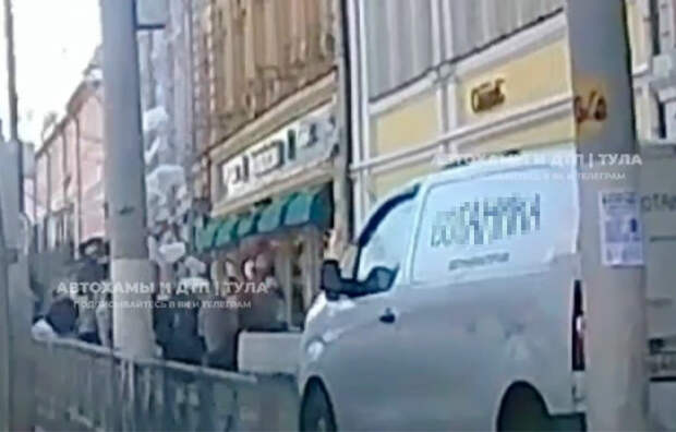 В центре Тулы ледяная глыба едва не упала на прохожих