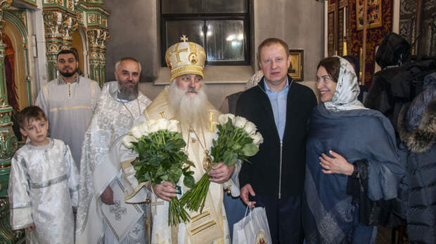 Губернатор Виктор Томенко вместе с супругой посетил рождественское богослужение в Барнауле