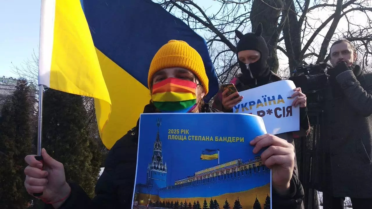 Всего около 1500 человек собрал марш, организованный сегодня в Киеве порошенковским «Рухом сопротивления капитуляции»....