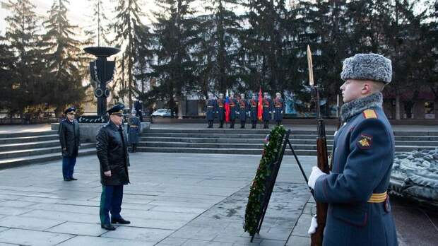 Краснов возложил венок к Вечному огню в Челябинске