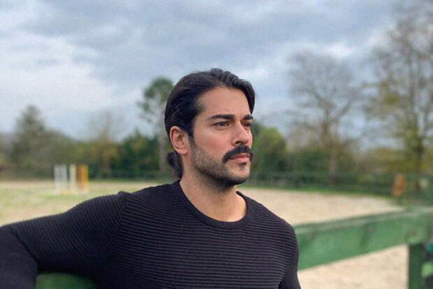 Турецкий актер Бурак Озчивит побывал на выставке Никаса Сафронова в Петербурге