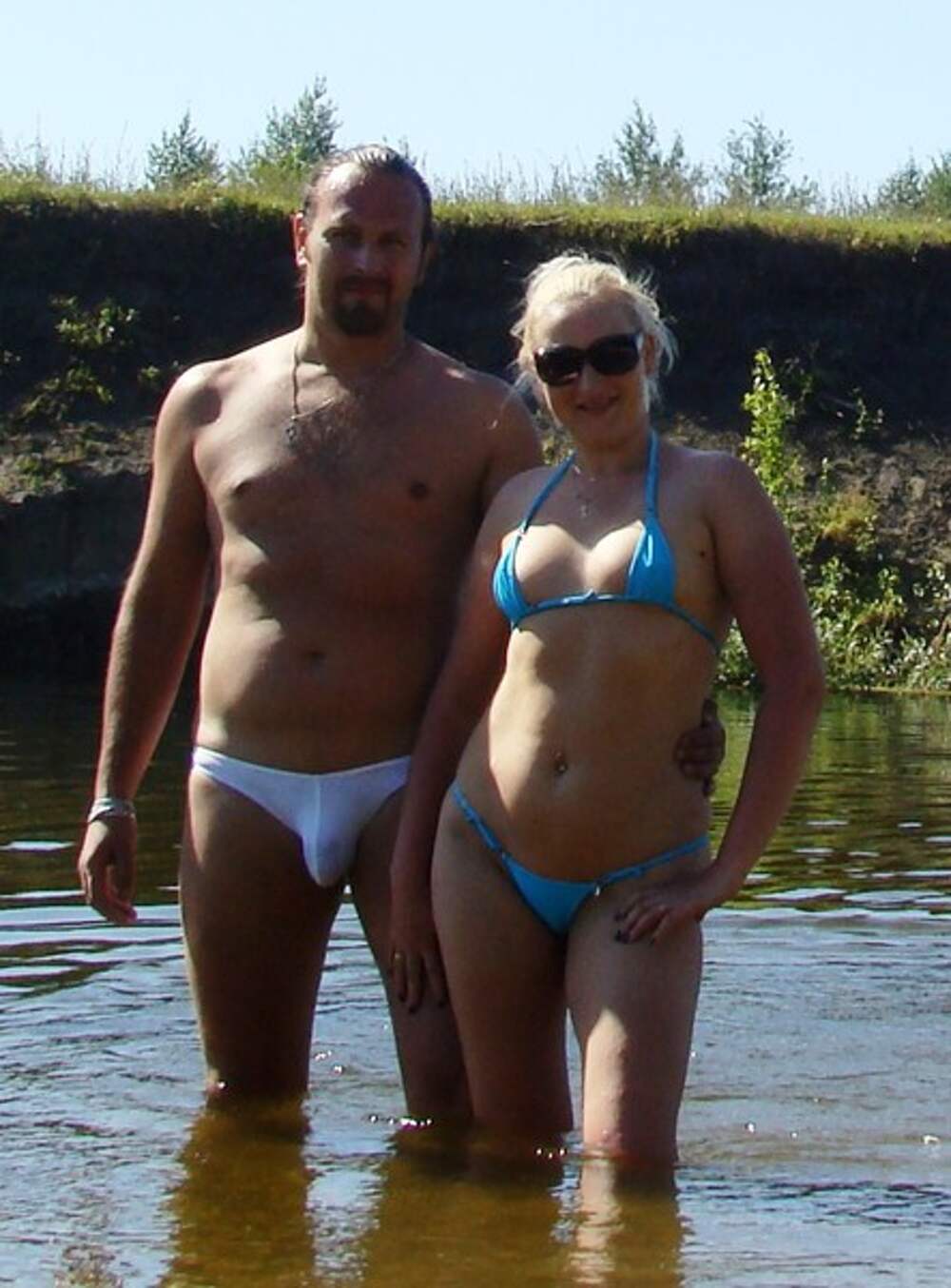 Любительские видео русские семейные пары. Зрелая пара в купальниках. Семейное жена в купальнике.