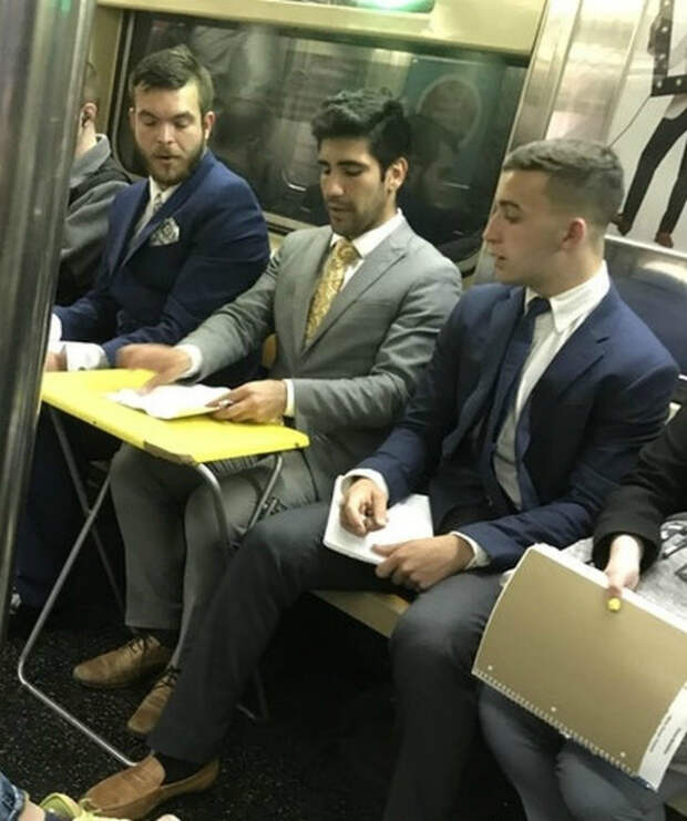 Деловая встреча в метро.