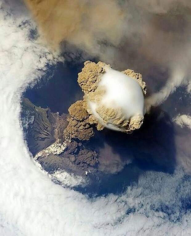 9. Вид на вулкан из космоса бушует, захватывает дух, красиво, природа, стихия, фото