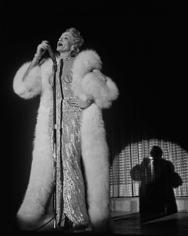 Марлен Дитрих в одном из своих «голых» платьев авторства Жана Луи, 1953 год