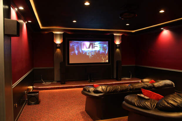 Домашний кинотеатр в цветах: бордовый, темно-коричневый, коричневый. Домашний кинотеатр в стиле неоклассика.