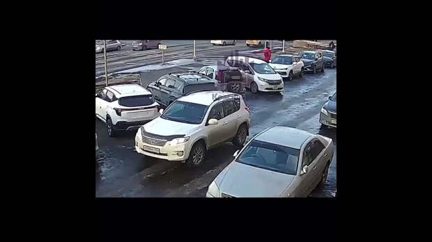 Девочка поскользнулась и залетела под машину. Её протащило несколько метров.