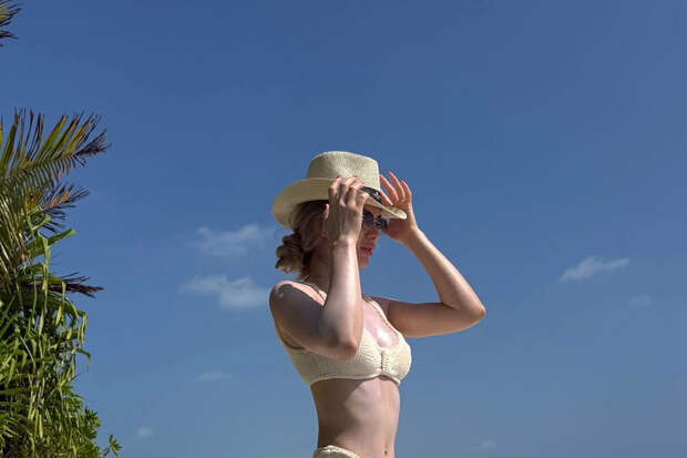 Модель Анастасия Толстая опубликовала фото в бикини