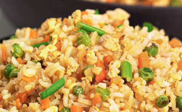 Универсальный ужин за 30 минут: жарим рис с яйцом и овощами на сковороде