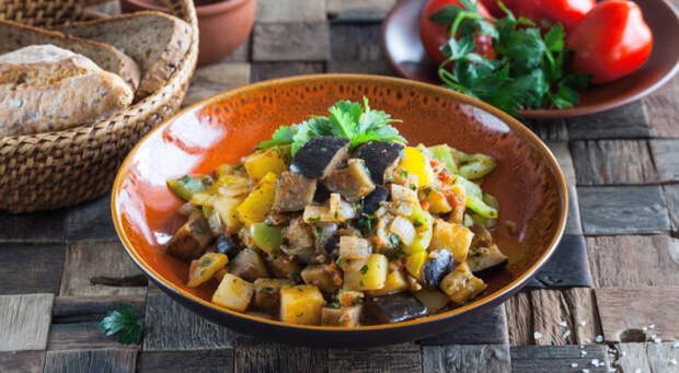 Тушёные овощи по-грузински. \ Фото: gastronom.ru. Тушёные овощи по-грузински. \ Фото: gastronom.ru.