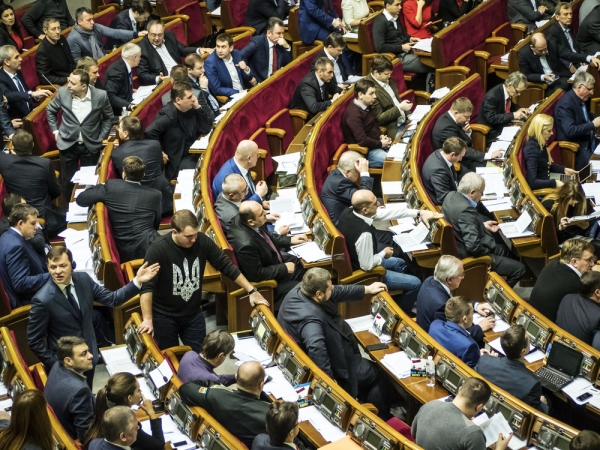 Украинцы призвали Порошенко "повесить всех депутатов Рады"