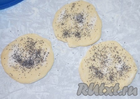 Каждую смазать маслом, посыпать сахаром, маком или корицей. 