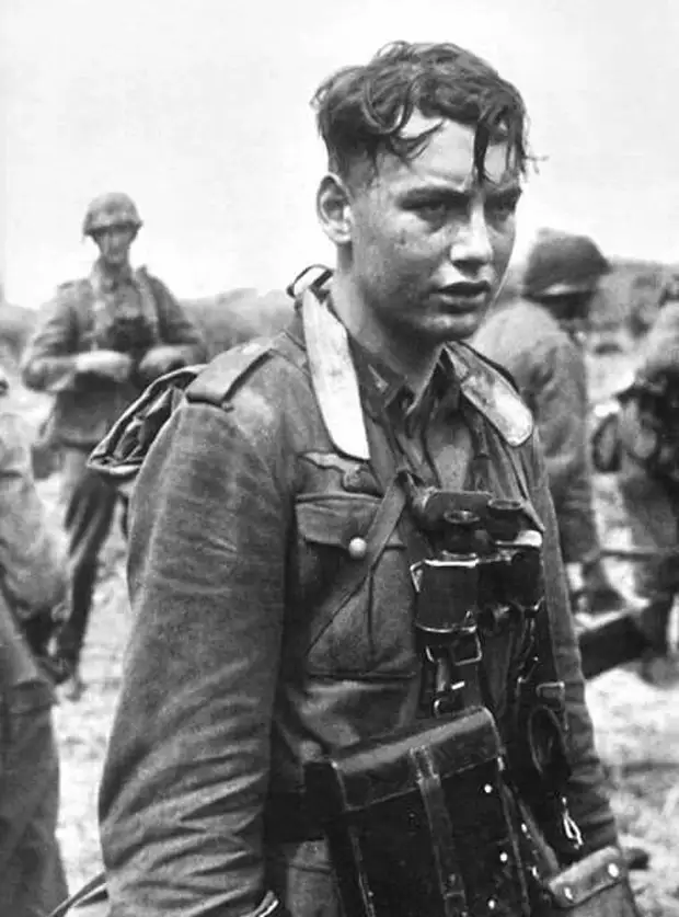 Жалко солдат. Немецкие солдаты 2 мировой войны в бою. Немецкий солдат. Молодые солдаты вермахта. Молодой немецкий солдат.