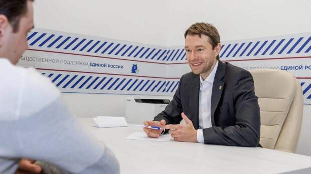 Грязный снег на спортплощадке, невозвратные долги, свалки – Алексей Вихарев рассказал, с чем люди приходят к нему на прием