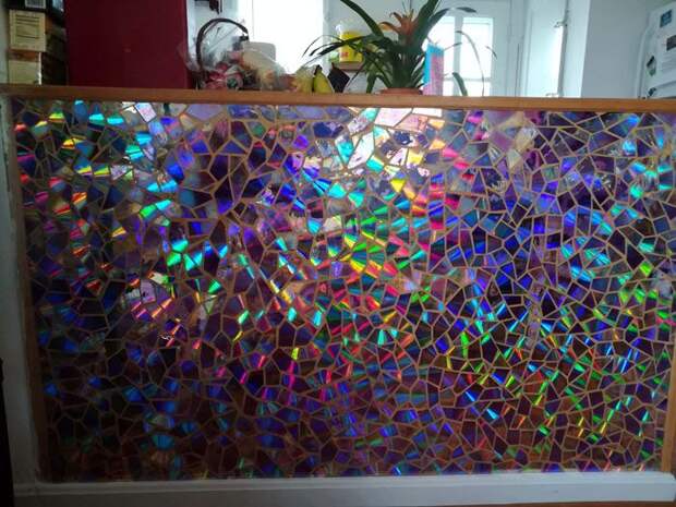 Интересная ширма: радуга в доме. В качестве основы можно взять стекло, а вместо затирки использовать витражные краски