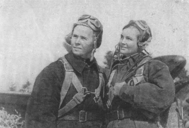 Командир Мария Долина (слева) и штурман Галина Джунковская Командир Мария Долина (слева) и штурман Галина Джунковская