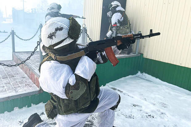 Военные с АК-74 предотвратили захват связных аппаратных под Новосибирском