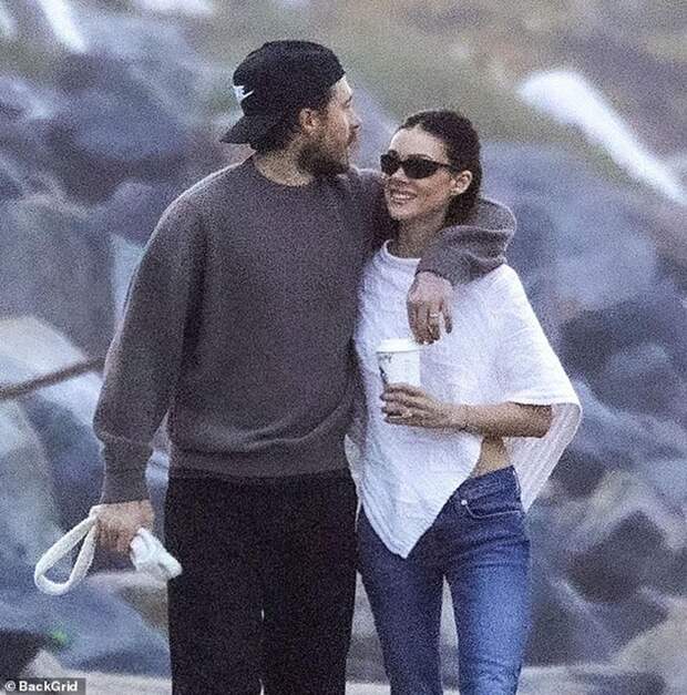 Бруклин Бекхэм и Никола Пельтц впервые замечены на публике после обострившегося скандала с семьёй — пара выглядит подозрительно счастливо