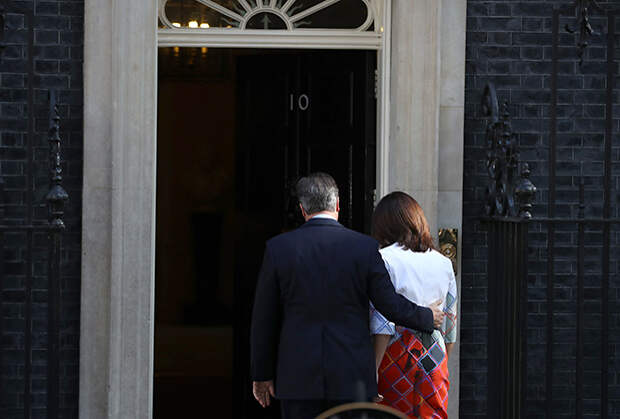 Дэвид Кэмерон после объявления о своей отставке после референдума возвращается обратно в резиденцию с женой Самантой