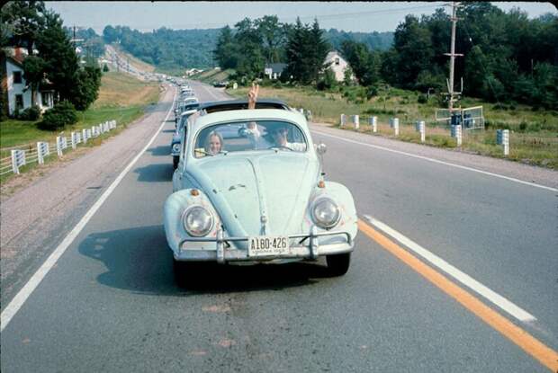 Пара едет на Вудсток на машине Volkswagen Beetle, 1969 год. Фото: Ralph Ackerman / Getty Images. интересное/. фотографии, история, хиппи