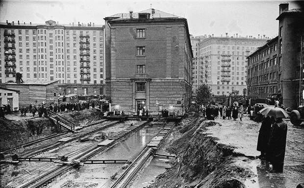 История Тверской улицы: от домов на рельсах до погромов и поцелуев