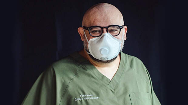 Таких вирус не берет: Главврач Коммунарки мыл полы в больнице и мотался на скорой