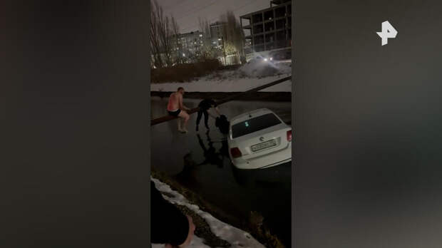 Прохожие чудом спасли мать с ребенком из тонущего автомобиля в Махачкале