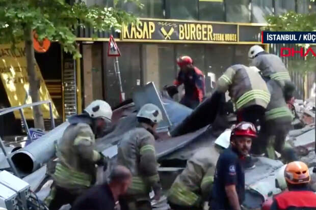 Министр Озхасеки: полтора этажа рухнувшего в Стамбуле дома возвели нелегально