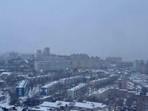 Машины буксуют и вылетают с дорог: обстановка во Владивостоке после первых часов снегопада