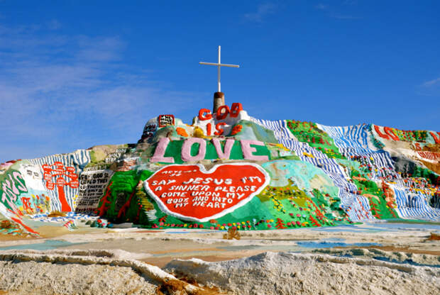 Инсталляция Леонарда Найта, созданная для того, чтобы сообщить миру что: «Бог есть любовь».