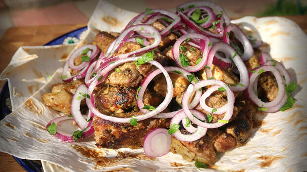 Фото к рецепту: Шашлык из свинины в казане на костре | узбекская кухня