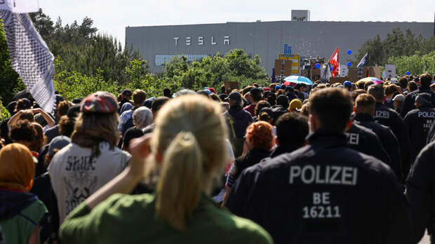 Протесты у завода Tesla в Германии переросли в стычки с полицией
