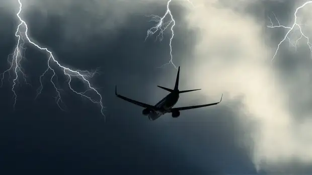 В летевший в Сочи самолёт ударила молния
