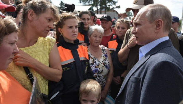 Владимир Путин на встрече с пострадавшими от наводнения в Иркутской области. Владимир Путин на встрече с пострадавшими от наводнения в Иркутской области.
