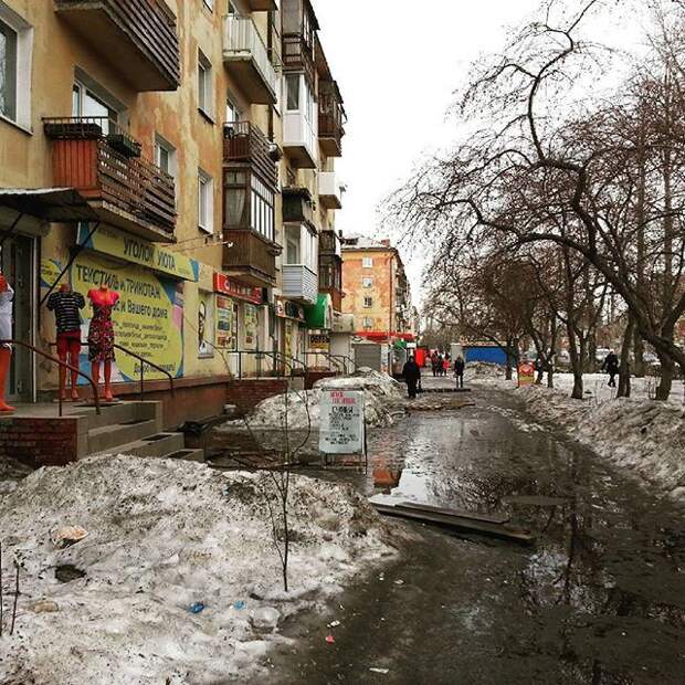 Всё началось с того, что скопившийся за зимние месяцы снег, совершенно неожиданно для коммунальщиков начал таять. дороги, омск, прикол, юмор