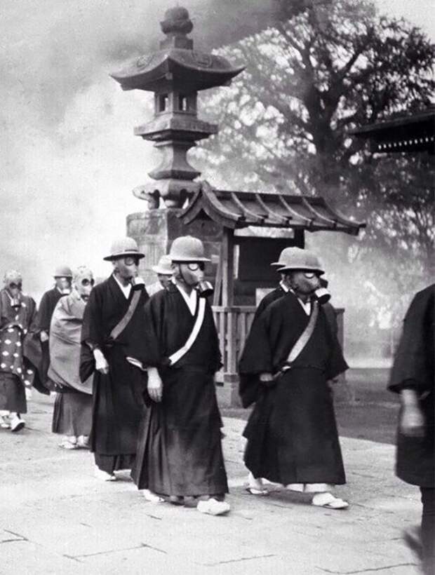 Буддийские монахи во время учений на случай воздушных атак во время японо-китайской войны, Токио, 1936 г.