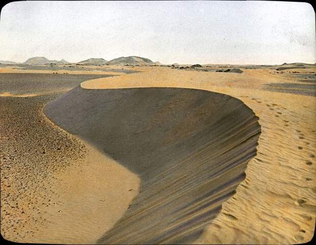 Пустыня торжествует вперемежку с горами. Пустыня торжествует вперемежку с горами.