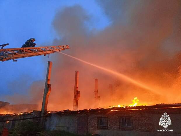 В Смоленске загорелся цех завода на Лавочкина на площади в 1500 квадратов